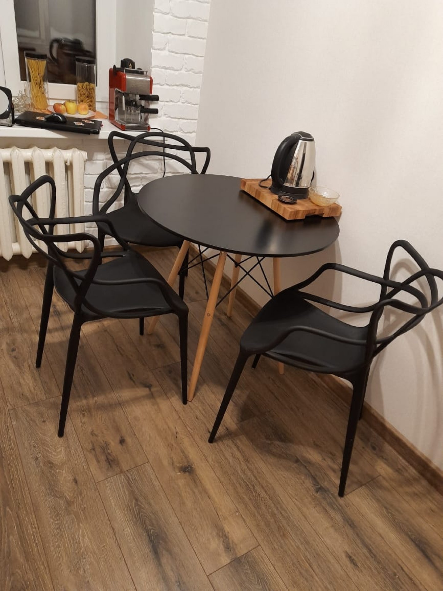 Стол  &quot;Eames DST 3&quot; и Стулья пластиковые &quot;N-221 Masters&quot; черного цвета
